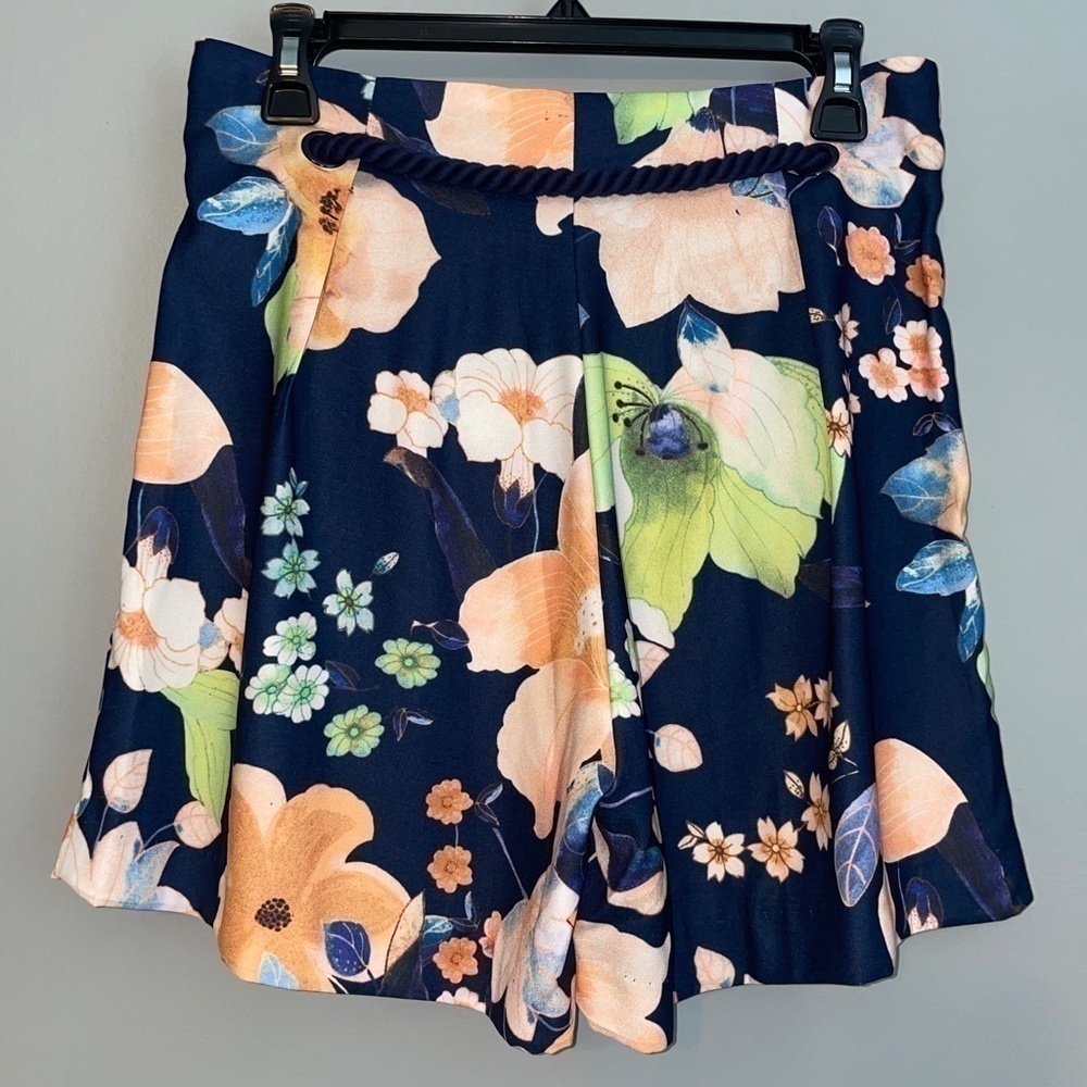 EUC Tribal Jeans Floral Flowing Shorts Nautical Rope Belt Accent Size 6 - Picture 6 of 7